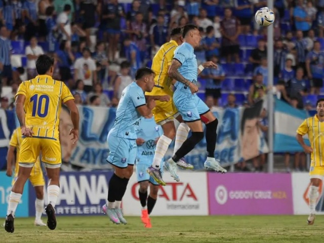 Ciudad de Bol�var hizo historia y sum� en su debut en la B Nacional